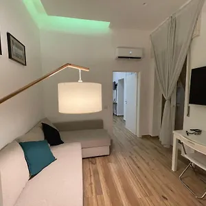 appartamento-la-lu-alloggio-incantevole-a-napoli.hotels-amalfi.com/